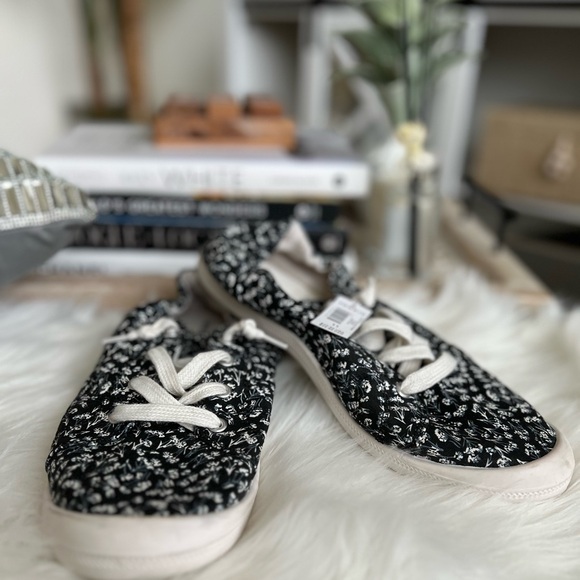 TORRID Riley Ruched Sneaker WW~NWT - Picture 2 of 13